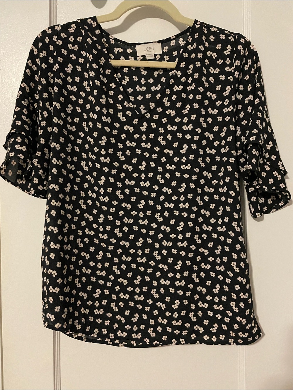 LOFT Black Daisy Print V-Neck Flutter Sleeve Top, XS
